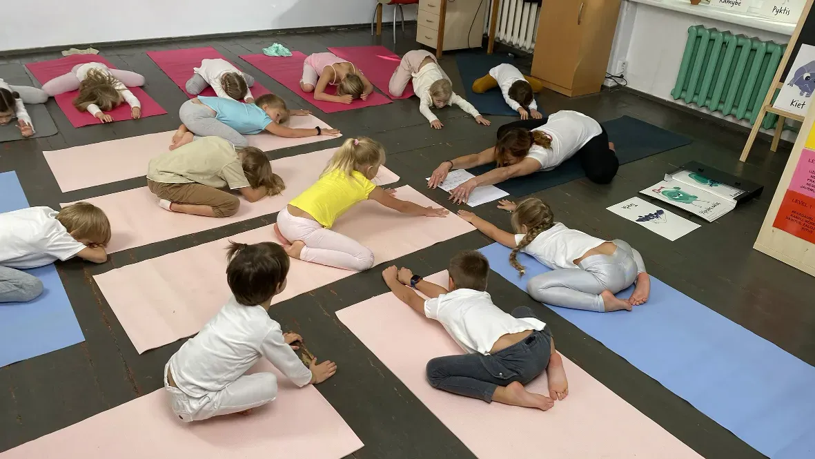 MRY Kids: children practising on mats